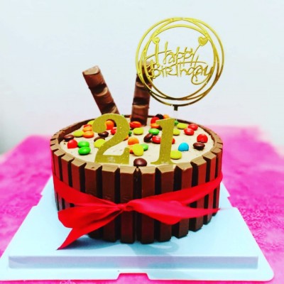 CHOCOLATE BUTTERCAKE WITH KIT KAT AND BUENO