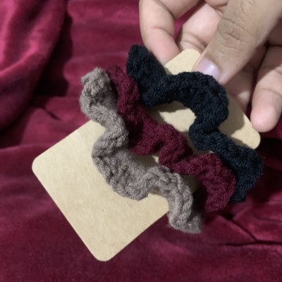 HANDMADE CROCHETED SCRUNCHIES! 3PCS)