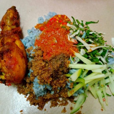 NASI KERABU AYAM BEREMPAH