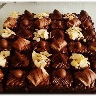 Classic Brownies with your favorite toppings (25 pcs)