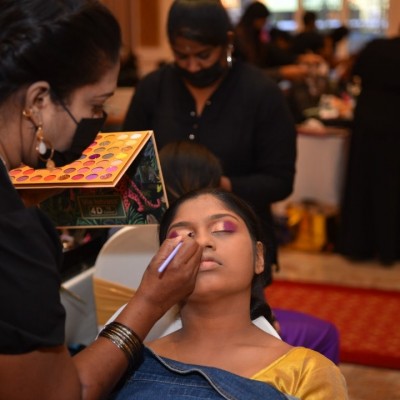 MAKE UP