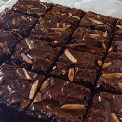 BROWNIES SLICE NUT AND BROWNIES WITH CARAMEL SAUCE